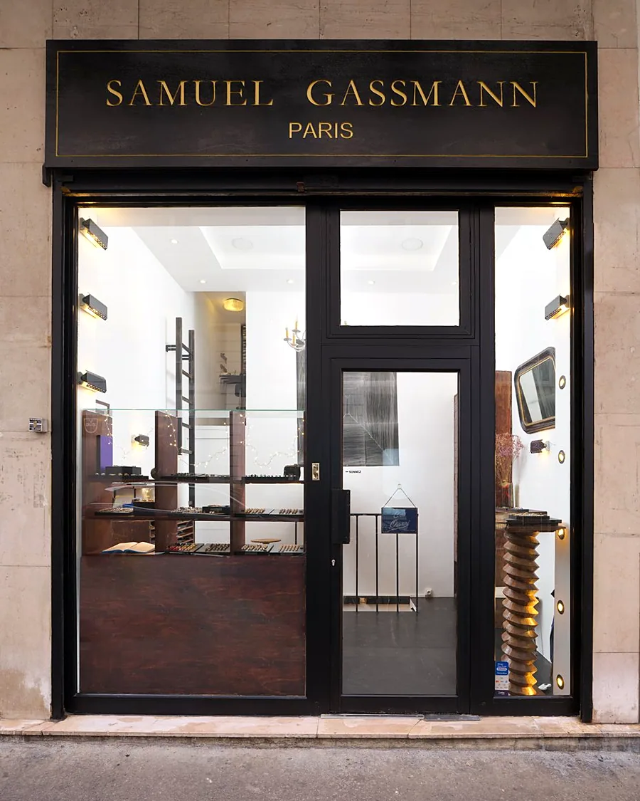 Samuel Gassmann, Accessoires d’exception