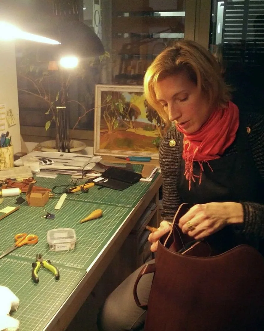 Célia Granger à son établi de maroquinerie