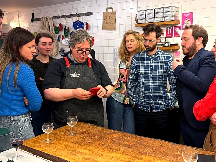 Simon Bricard devant ses invités