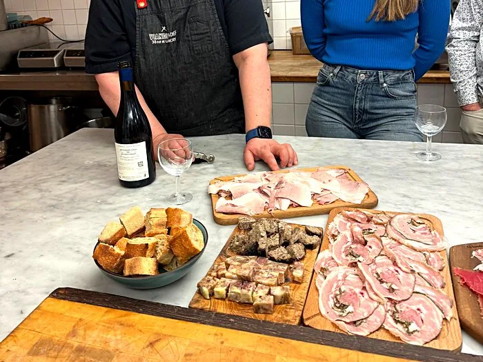 Les planches dressées pour la soirée