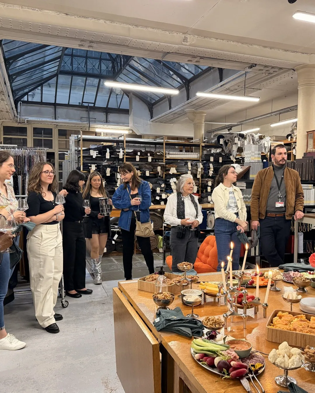 Une réception Greg&rsquo;s dans l&rsquo;atelier d&rsquo;un drapier parisien, table d&rsquo;apéritif dressée