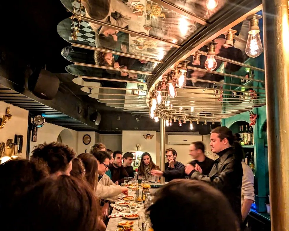 Une rencontre composée pour l’occasion dans un salon d’exception