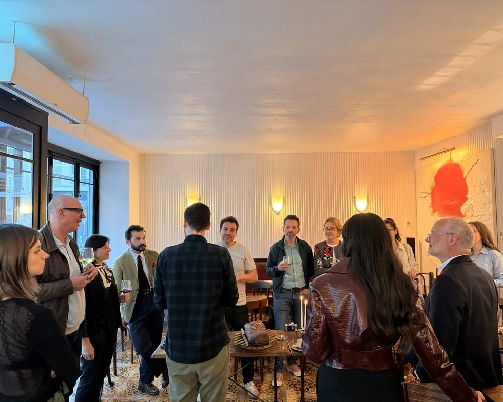 Une soirée composée pour l&rsquo;occasion, invités réunis dans une galerie