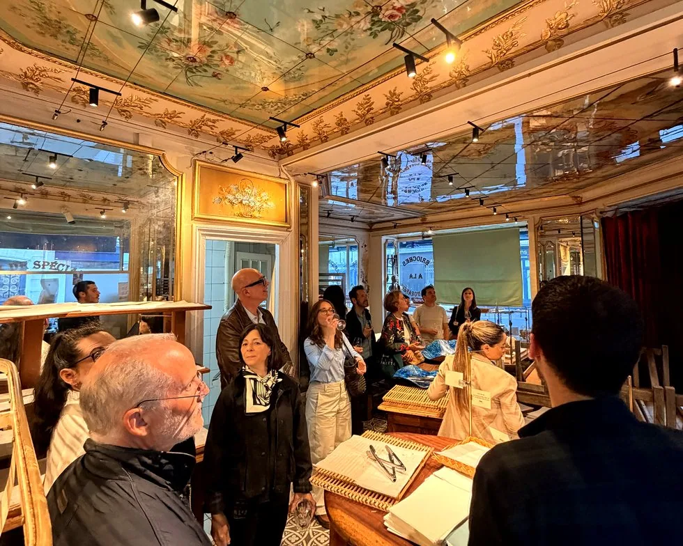 Un groupe reçu dans un atelier parisien, en dehors des heures d’ouverture