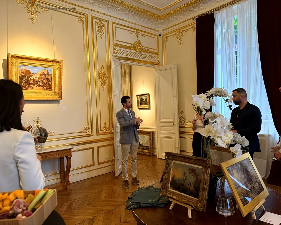 Un expert reçoit un groupe dans un salon privé